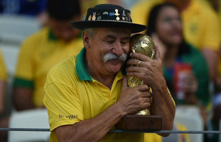 1990哭泣的巴西女球迷_巴西哭泣小男孩_哭泣的巴西女球迷
